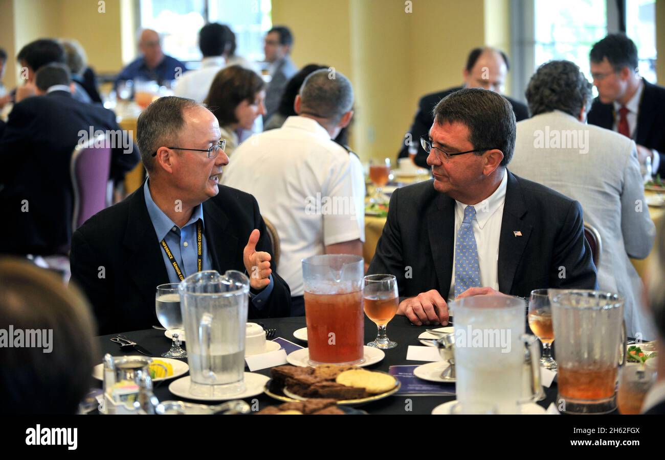 Il comandante, il cibercomando degli Stati Uniti e il direttore, il generale della National Security Agency Keith Alexander (a sinistra), parla con il vice segretario della difesa Ashton B. carter durante il pranzo 4 giugno 2012. Foto Stock