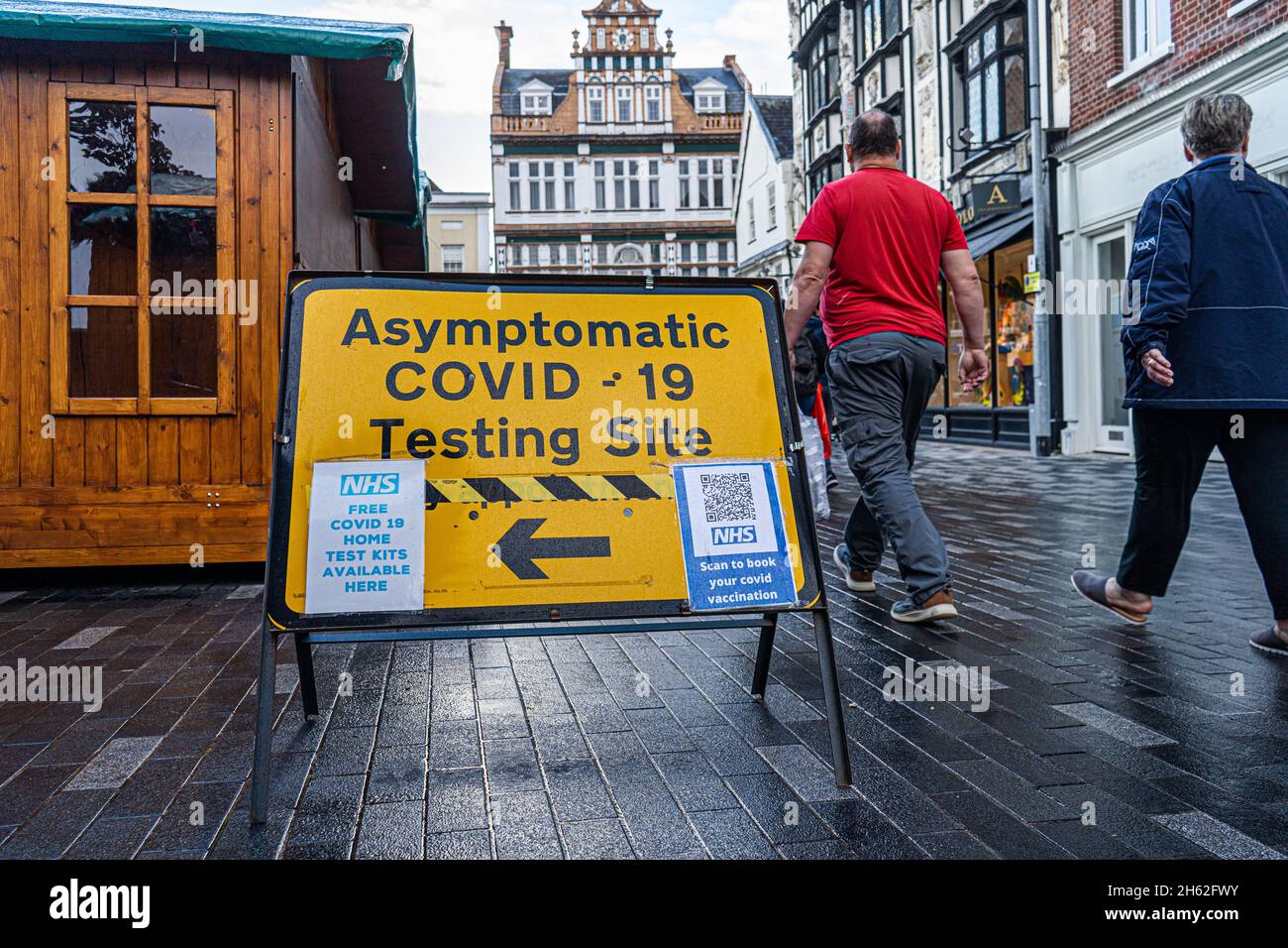 Londra, Regno Unito. 12 Nov 2021. Un sito asintomatico di test Covid a Kingston Surrey. Nel Regno Unito i decessi e le infezioni correlati al Covid sono in costante calo, poiché i casi stanno aumentando abbastanza rapidamente in tutta Europa, dove si è assistito a un forte aumento delle infezioni da coronavirus che desta preoccupazione. I Paesi Bassi hanno superato il Regno Unito in caso di infezioni e si approssima a dichiarare tre settimane di blocco. Credit: amer Ghazzal/Alamy Live News Foto Stock