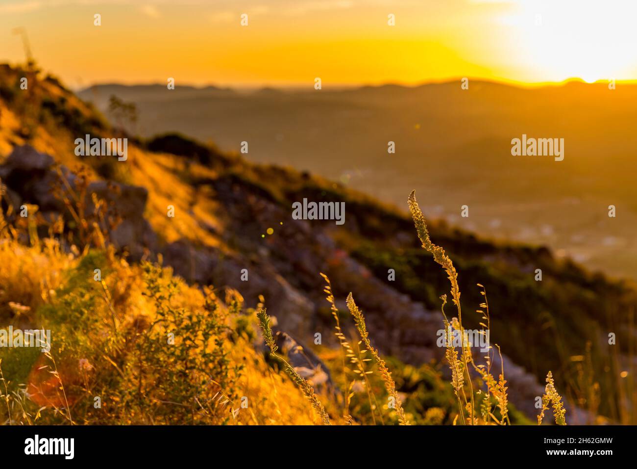 vista tramonto di santa agueda, 293 m, da monte del toro, 357 m, es mercadal, menorca, isole baleari, spagna, europa Foto Stock