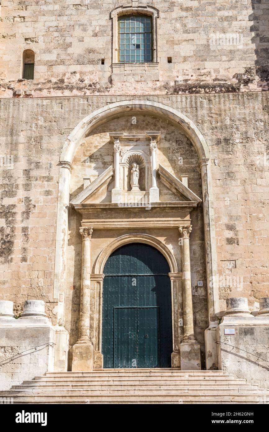 portale d'ingresso,nostra senyora del carme,chiesa carmelitana,sinistra claustre del carme,ex complesso monastero,oggi il mercato della città,mahon,maó,menorca,spagna,europa Foto Stock