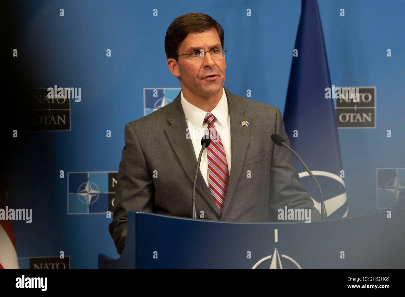 Reportage: Il Segretario della Difesa degli Stati Uniti Mark T. Esper parla a una conferenza stampa presso la sede della NATO durante un ministero della Difesa, Bruxelles, Belgio, 27 giugno 2019. Foto Stock