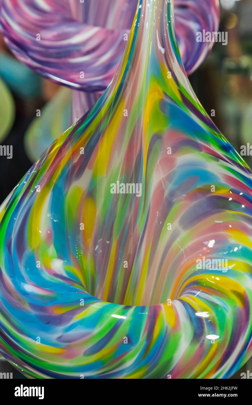 inghilterra, isola di wight, l'attrazione di riferimento aghi, il negozio di produttori di vetro aghi alum bay, esposizione di vasi di vetro colorati Foto Stock