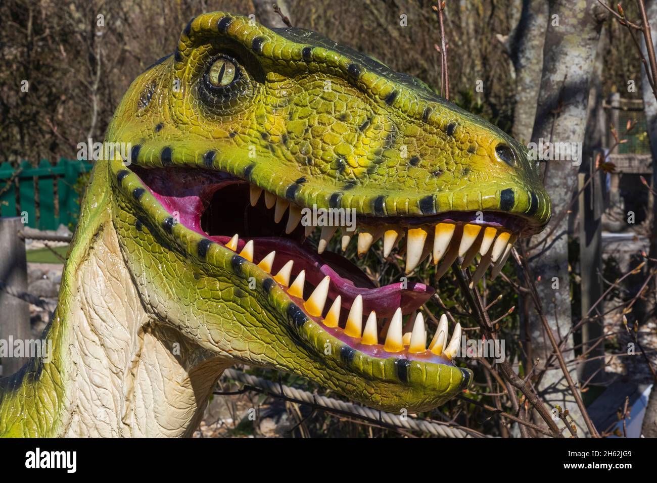 inghilterra, isola di wight, l'attrazione simbolo degli aghi, statua della testa di dinsaur Foto Stock