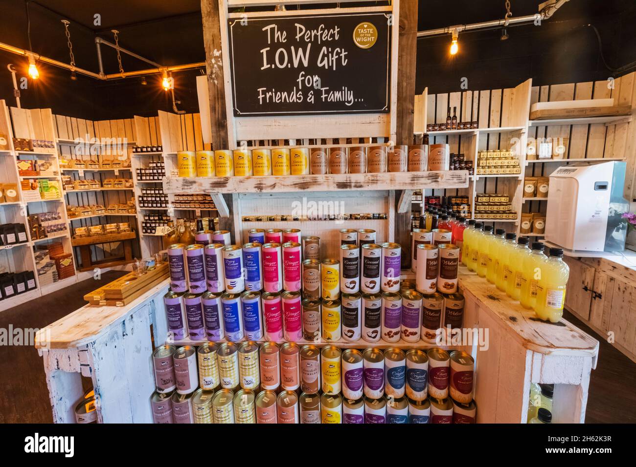inghilterra, isola di wight, l'attrazione aghi, esposizione di biscotti di produzione locale in vendita nel negozio di souvenir Foto Stock