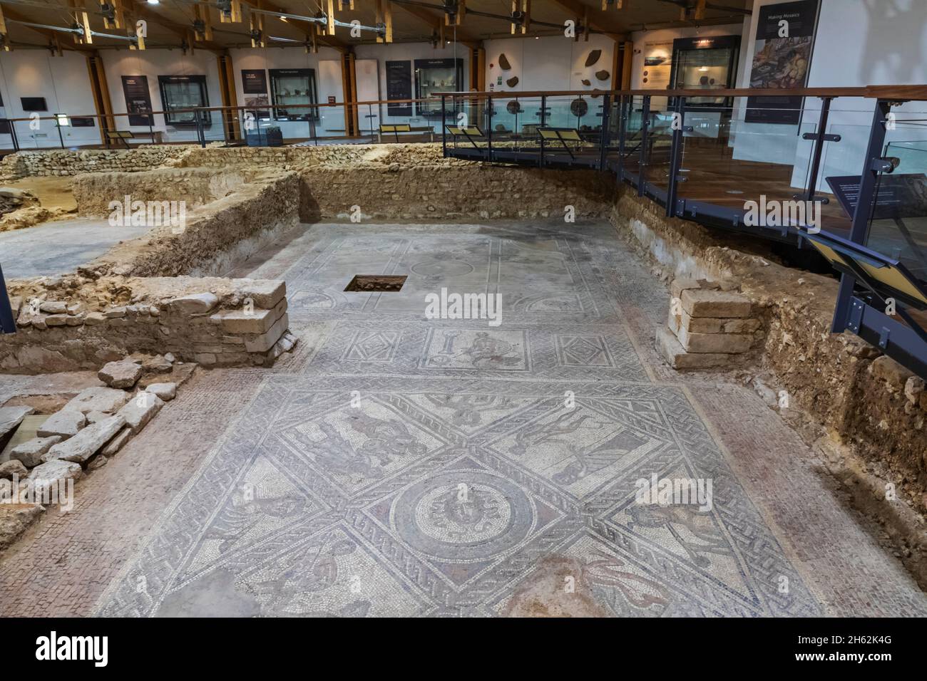 inghilterra, isola di wight, villa romana, vista interna del pavimento a mosaico Foto Stock