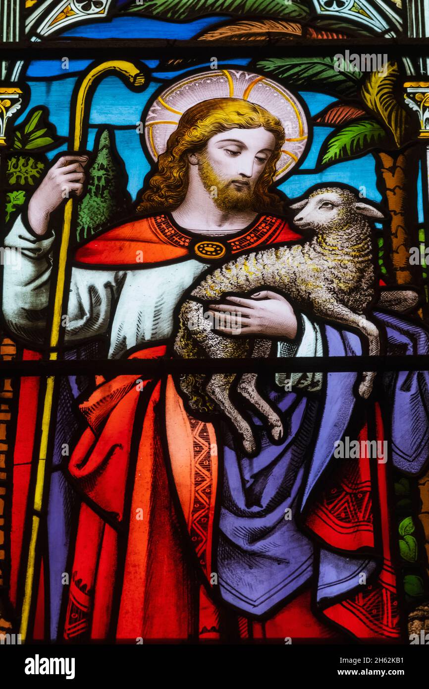 inghilterra,hampshire,nuova foresta,ringwood,chiesa parrocchiale di st.peter e st.paul,vetrate raffiguranti scene bibliche Foto Stock