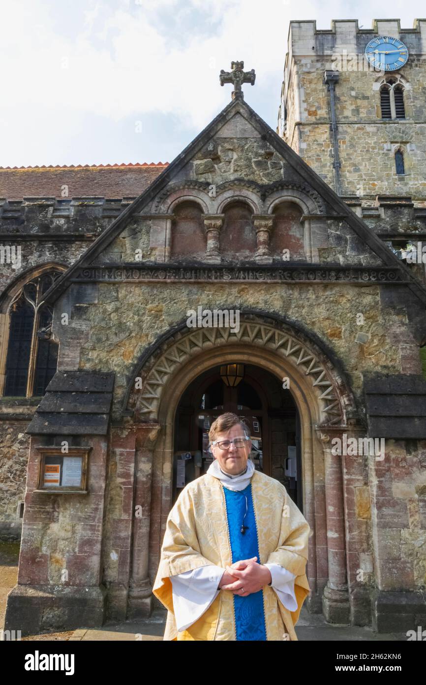 inghilterra, hampshire, petersfield, rev will hughes di fronte alla chiesa di st.peter Foto Stock