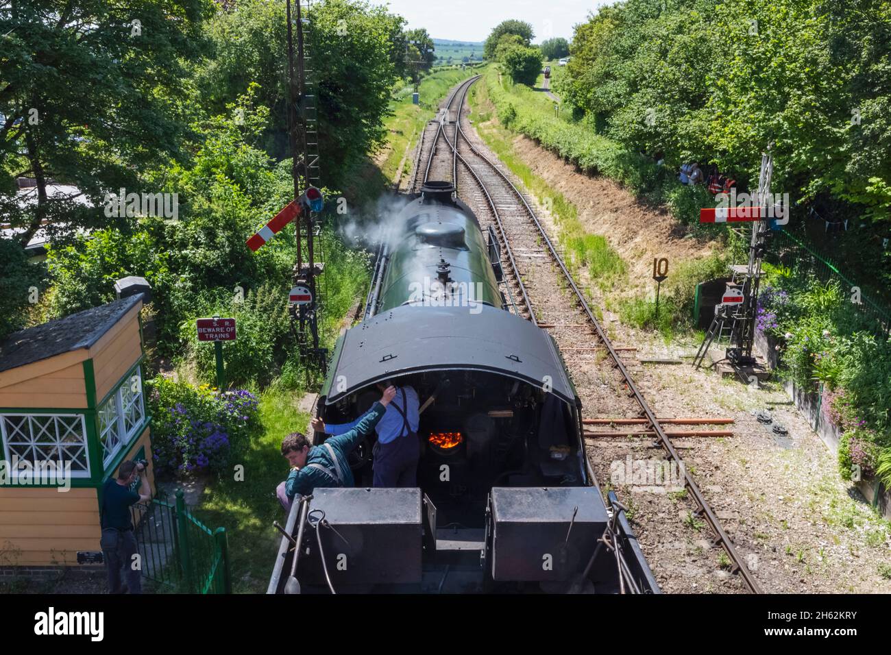inghilterra, hampshire, ropley, stazione di ropley, la ferrovia del patrimonio di mid-hants aka la linea di waterress, treno a vapore e linea ferroviaria Foto Stock