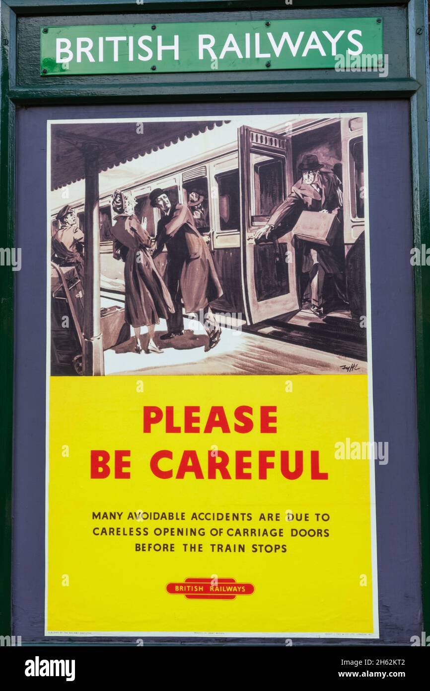 inghilterra,hampshire,ropley,stazione di ropley,la ferrovia del patrimonio di mid-hants aka la linea di watercress, poster pubblicitario delle ferrovie britanniche d'epoca che consiglia ai passeggeri di prestare attenzione quando si aprono le porte del carrello Foto Stock