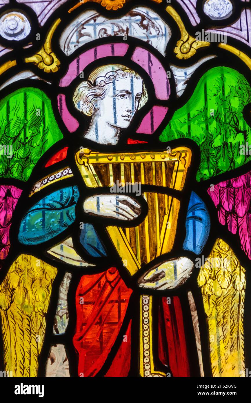 inghilterra, hampshire, test valley, somborne del re, la chiesa parrocchiale di st.peter e st.paul, vetrate raffiguranti un angelo che suona musica Foto Stock