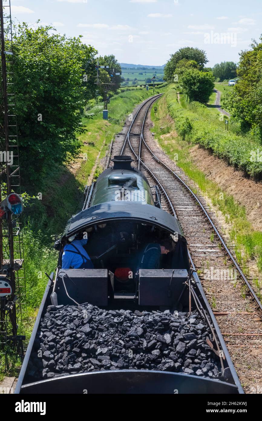 inghilterra, hampshire, ropley, stazione di ropley, la ferrovia del patrimonio di mid-hants aka la linea di waterress, treno a vapore e linea ferroviaria Foto Stock