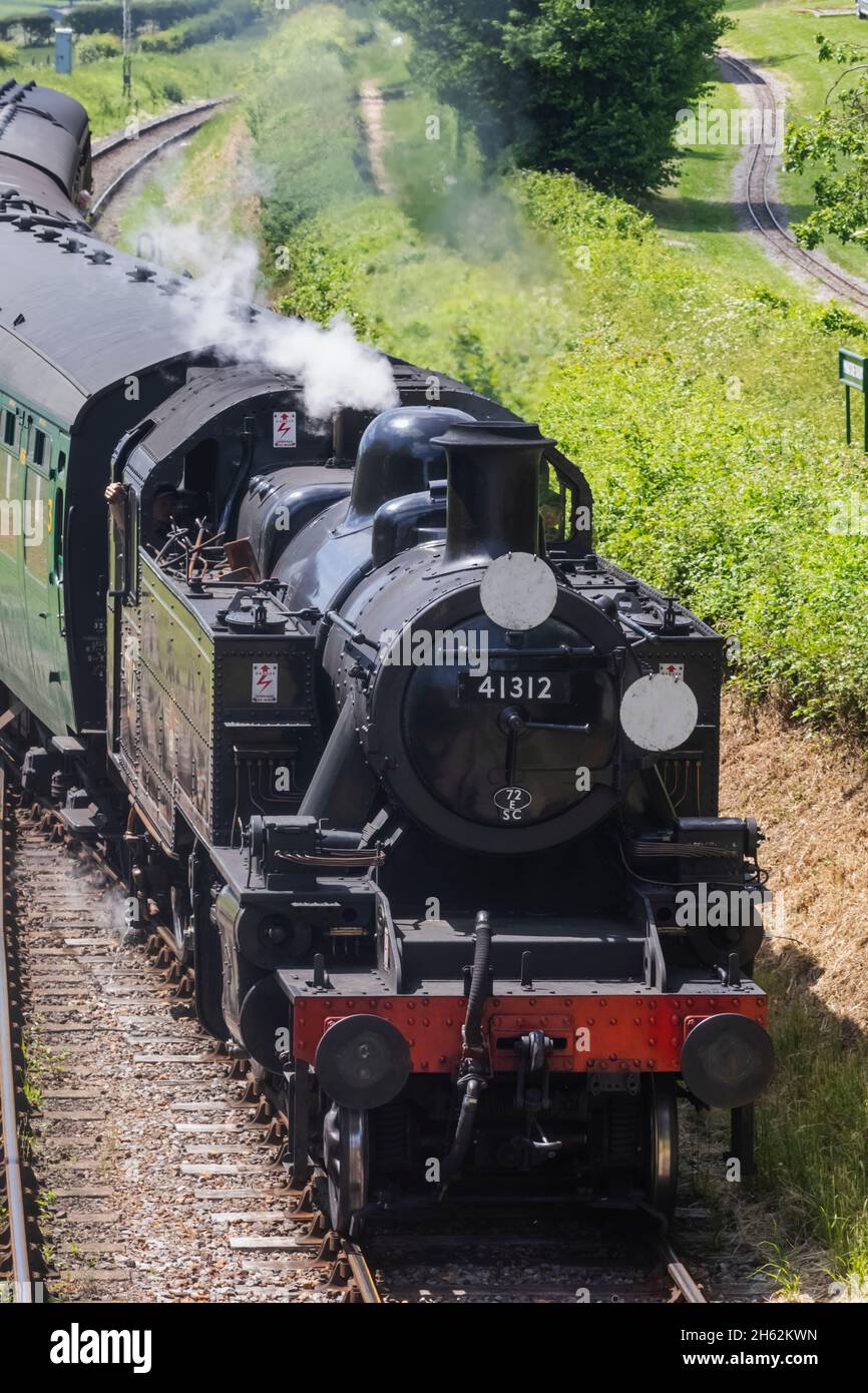 inghilterra, hampshire, ropley, stazione di ropley, la ferrovia del patrimonio di mid-hants aka la linea di waterress, treno a vapore e linea ferroviaria Foto Stock