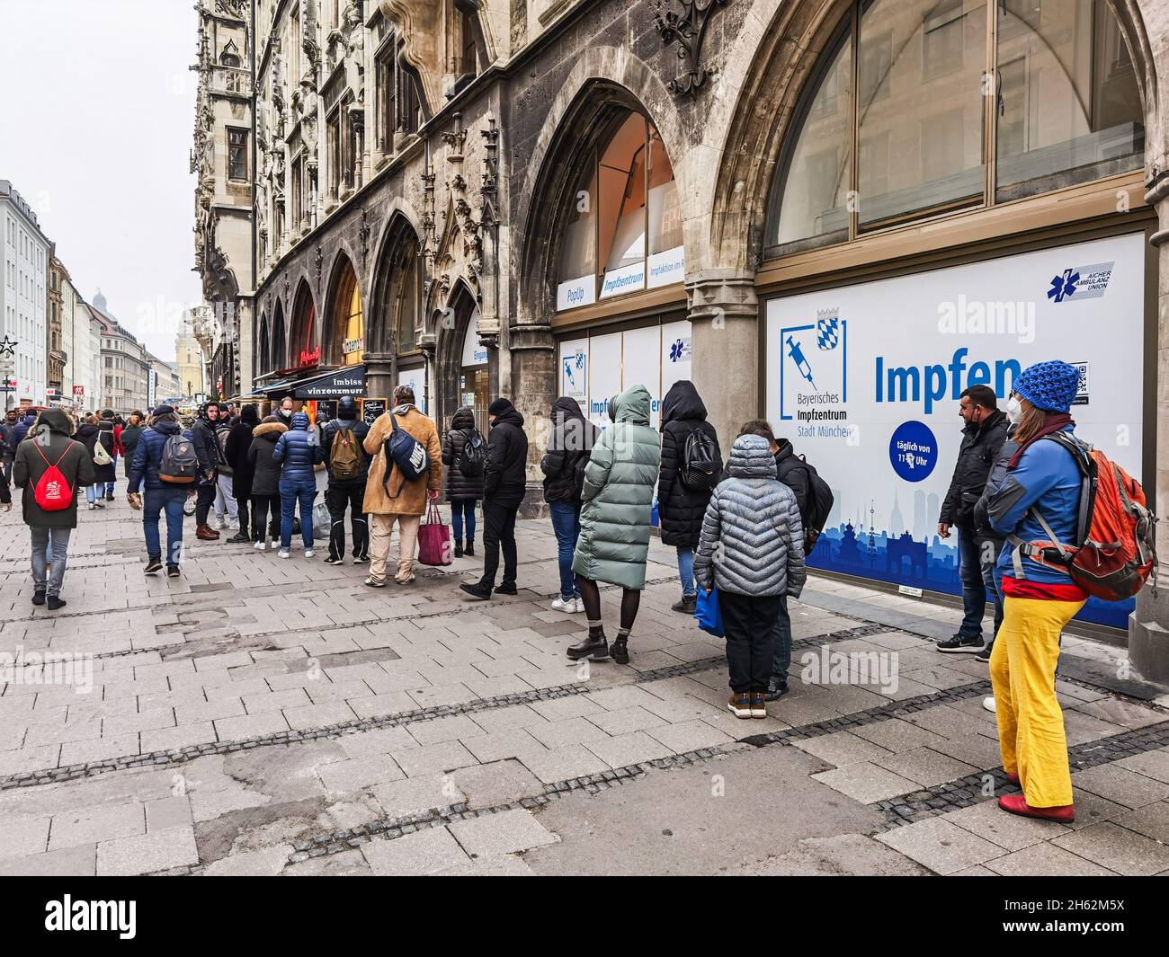 Monaco, Baviera, Germania. 12 novembre 2021. Un esempio delle linee di persone al Centro di vaccinazione di Monaco a Marienplatz. Quelli sulla linea di avvolgimento hanno dichiarato che le attese erano superiori alle quattro ore. Al Centro vaccino bavarese riattivato. In secondo luogo, ciò che i critici affermano è una mancata risposta e, nel migliore dei casi, risposte dolorosamente lente alla quarta ondata di Corona, le regioni sono instutung patchwork piani anti-Corona, tra cui le regole 2G e 3G che sono state descritte da Jens Spahn come ''0G'' come applicazione è effettivamente zero quando lasciato alle imprese. Credit: ZUMA Press, Inc./Alamy Live News Foto Stock