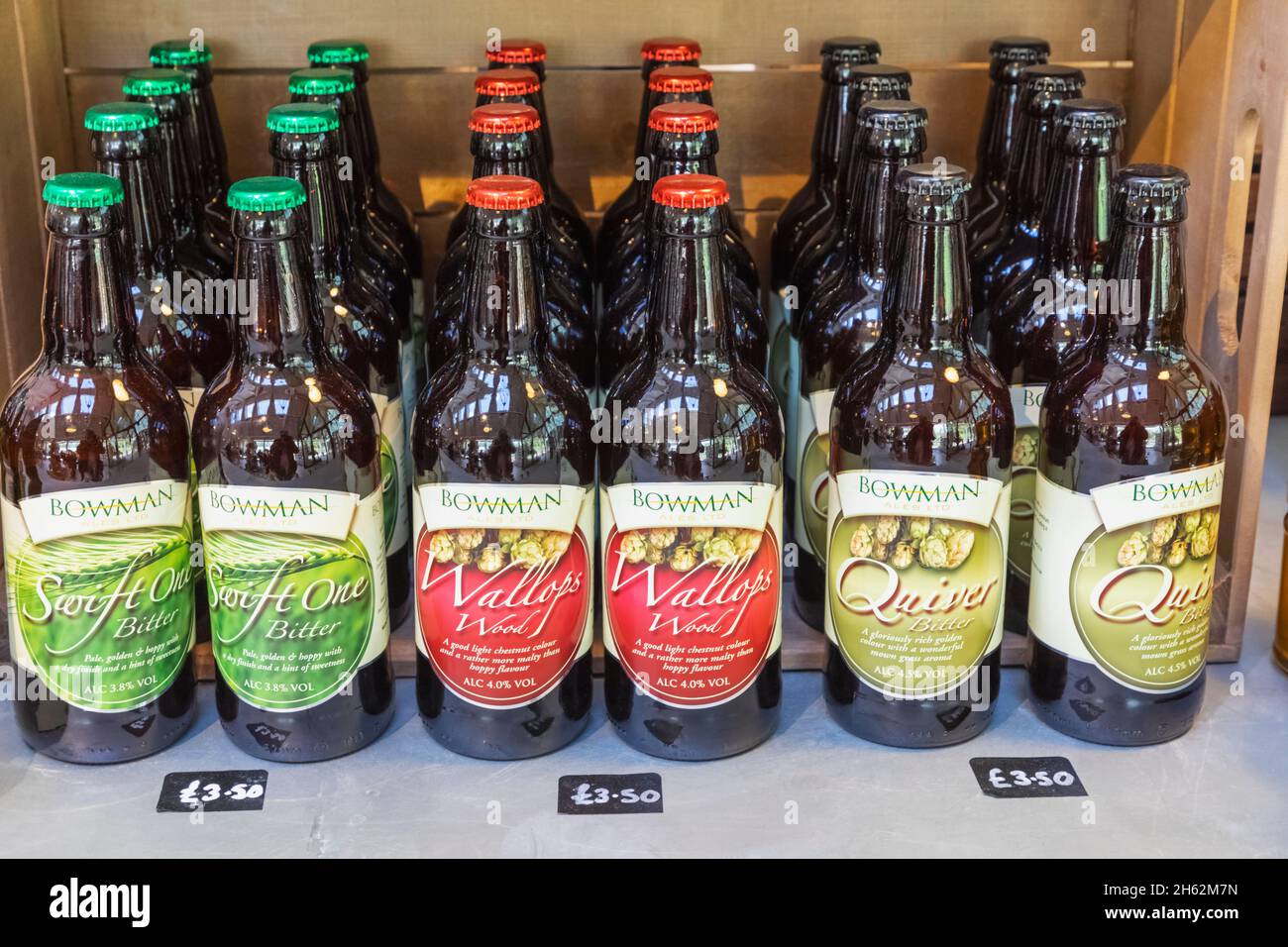 inghilterra,hampshire,test valley,mottisfont,casa mottisfont,negozio di souvenir mostra di birra bowman in bottiglia di produzione locale Foto Stock