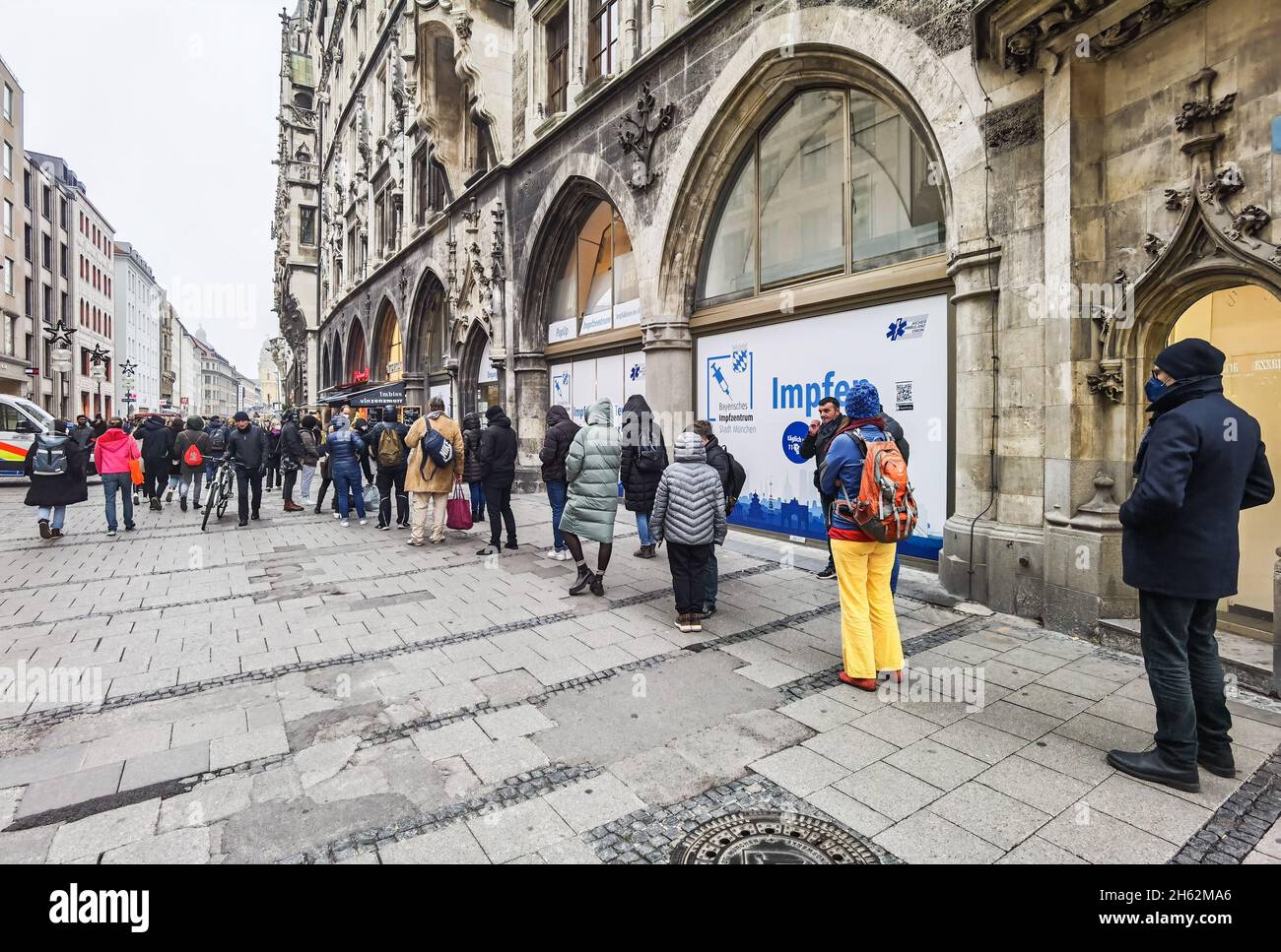 Monaco, Baviera, Germania. 12 novembre 2021. Un esempio delle linee di persone al Centro di vaccinazione di Monaco a Marienplatz. Quelli sulla linea di avvolgimento hanno dichiarato che le attese erano superiori alle quattro ore. Al Centro vaccino bavarese riattivato. In secondo luogo, ciò che i critici affermano è una mancata risposta e, nel migliore dei casi, risposte dolorosamente lente alla quarta ondata di Corona, le regioni sono instutung patchwork piani anti-Corona, tra cui le regole 2G e 3G che sono state descritte da Jens Spahn come ''0G'' come applicazione è effettivamente zero quando lasciato alle imprese. Credit: ZUMA Press, Inc./Alamy Live News Foto Stock