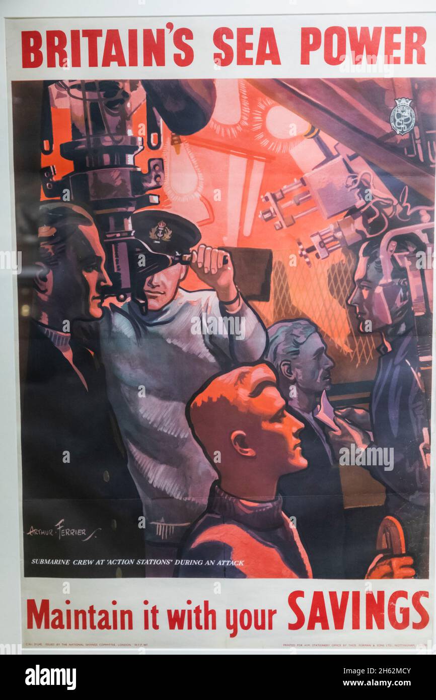 inghilterra,hampshire,portsmouth,gosport,portsmouth porto storico,museo sottomarino,poster della seconda guerra mondiale di un sottomarino che incoraggia la popolazione a risparmiare denaro per aiutare a mantenere il potere marino britannico Foto Stock