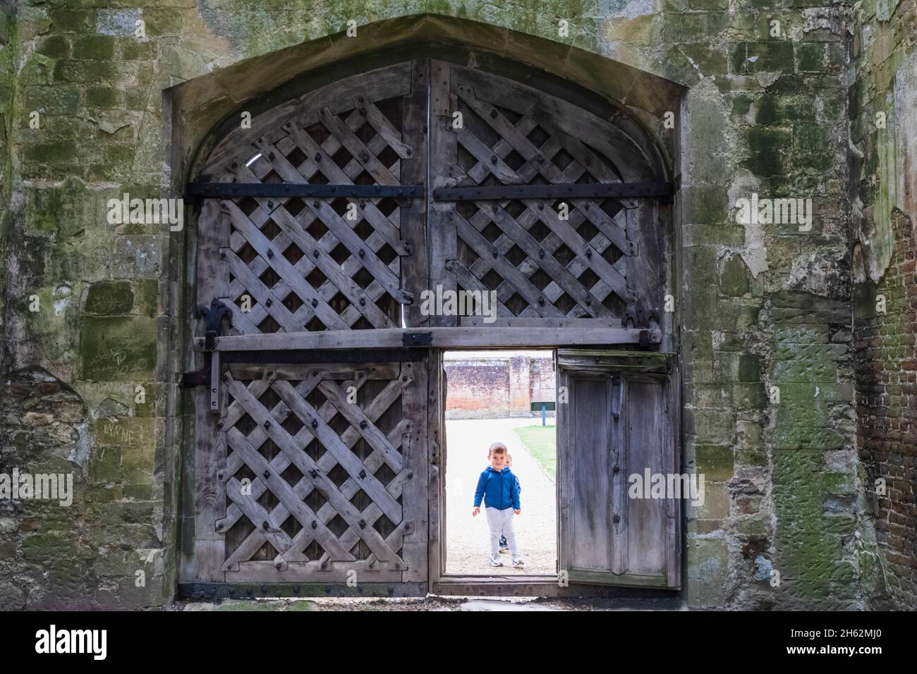 inghilterra,hampshire,portsmouth,fareham,abbazia di titchfield aka casa luogo,vista interna dei bambini che entrano nella porta principale Foto Stock