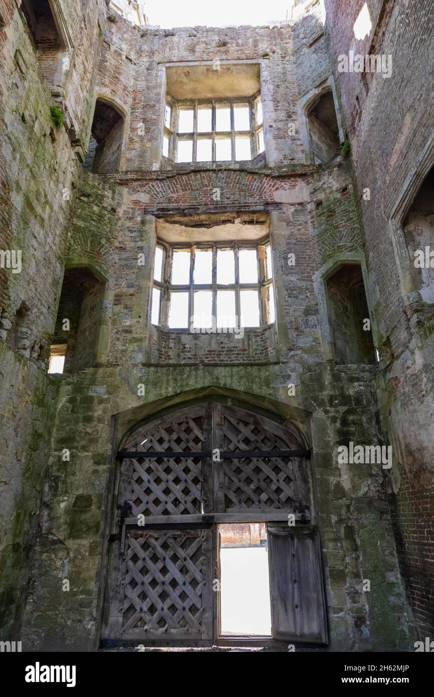 inghilterra,hampshire,portsmouth,fareham,abbazia di titchfield aka casa luogo, vista interna con porta principale in legno Foto Stock