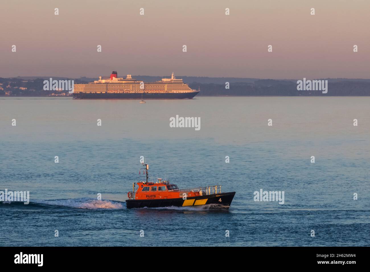 inghilterra,hampshire,portsmouth,the solent,the cunard line ms queen elizabeth nave da crociera di lusso e piloti taglierina Foto Stock