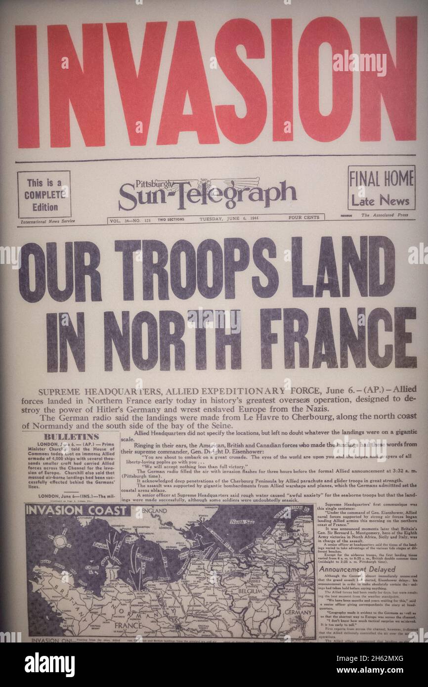 inghilterra,hampshire,portsmouth,southsea,il museo della storia d-day,pagina anteriore del quotidiano di pittsburgh sun-telegraph datato martedì,giugno 6,1944 che segnala gli sbarchi della truppa in francia Foto Stock