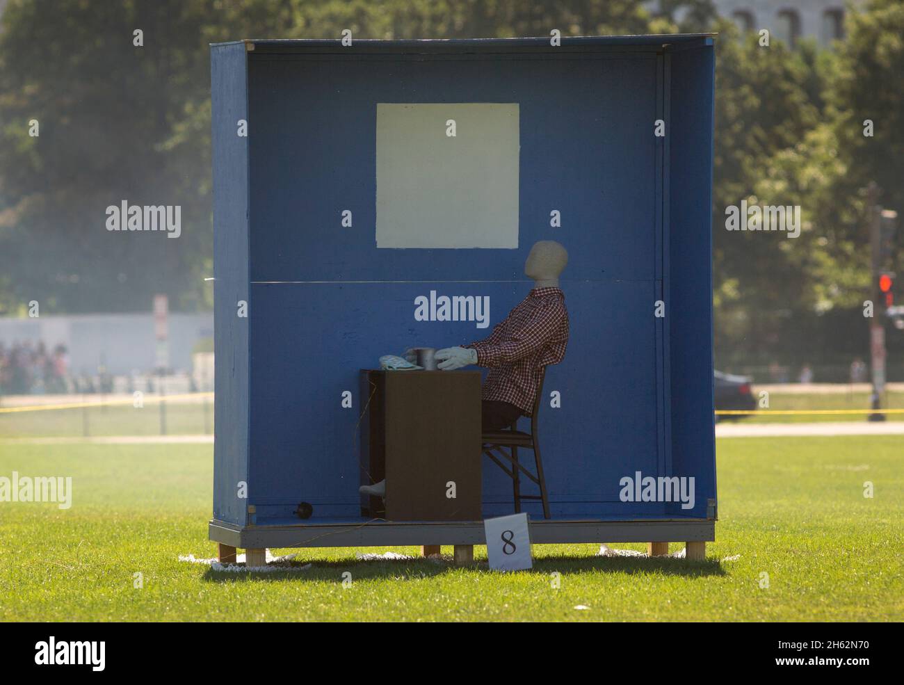 I manichini sono usati per dimostrare il potere devastante, e spesso fatale, dei fuochi d'artificio illegali durante un evento di stampa tenuto dalla Commissione di sicurezza del prodotto del consumatore degli Stati Uniti sul centro commerciale nazionale 27 giugno 2017 Foto Stock
