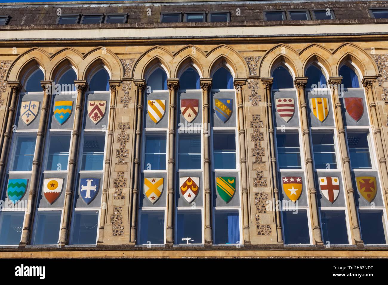 inghilterra, hampshire, winchester, the guildhall, finestra con stemmi Foto Stock