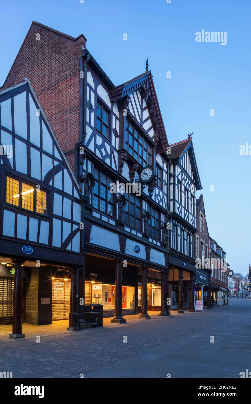 inghilterra, hampshire, winchester, l'alta strada in stile tudor edifici e negozi Foto Stock