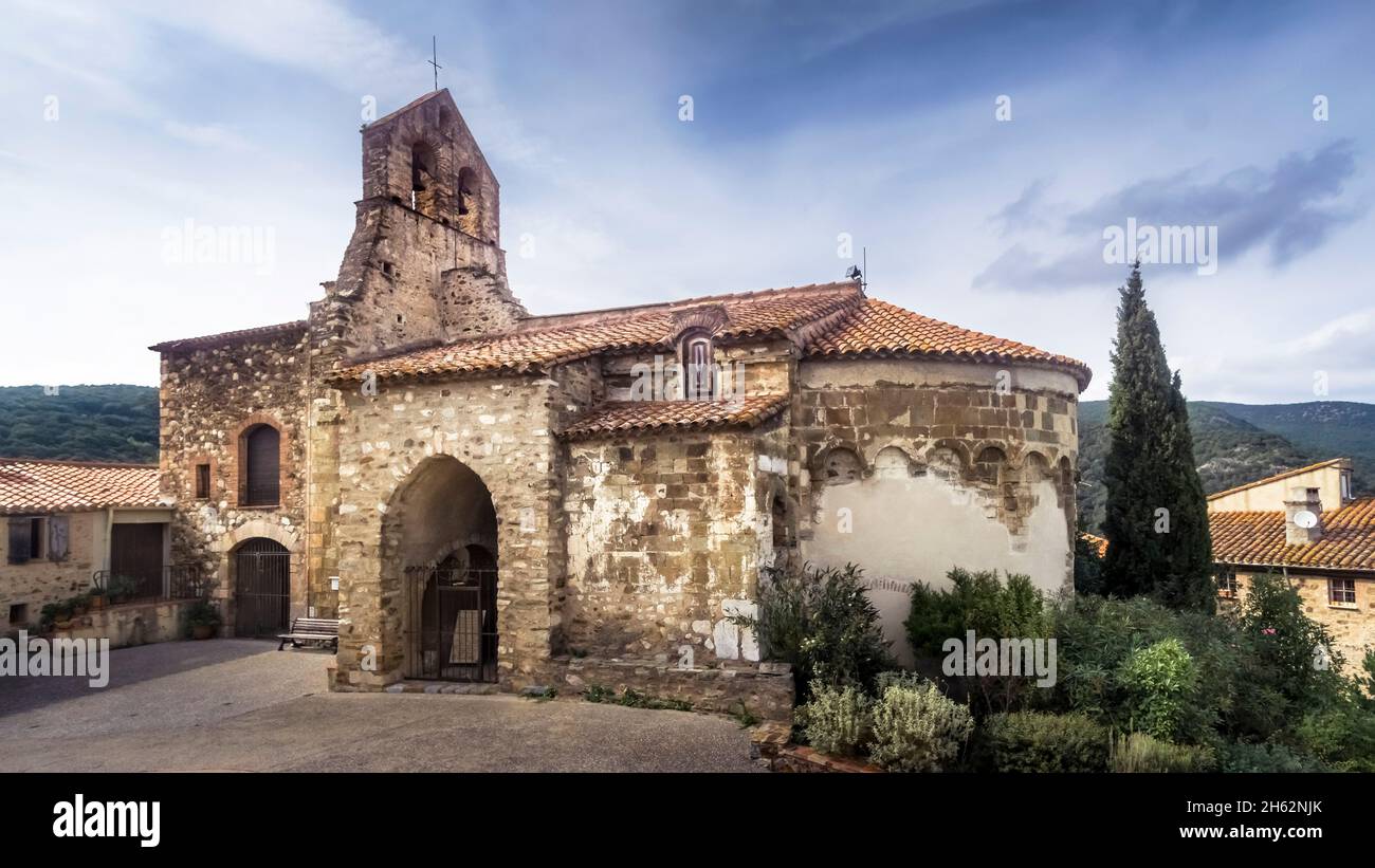 chiesa parrocchiale di saint félix e vecchio cimitero a calmeilles, la chiesa è una preziosa testimonianza dell'architettura romanica del xii secolo. monumento historique. Foto Stock