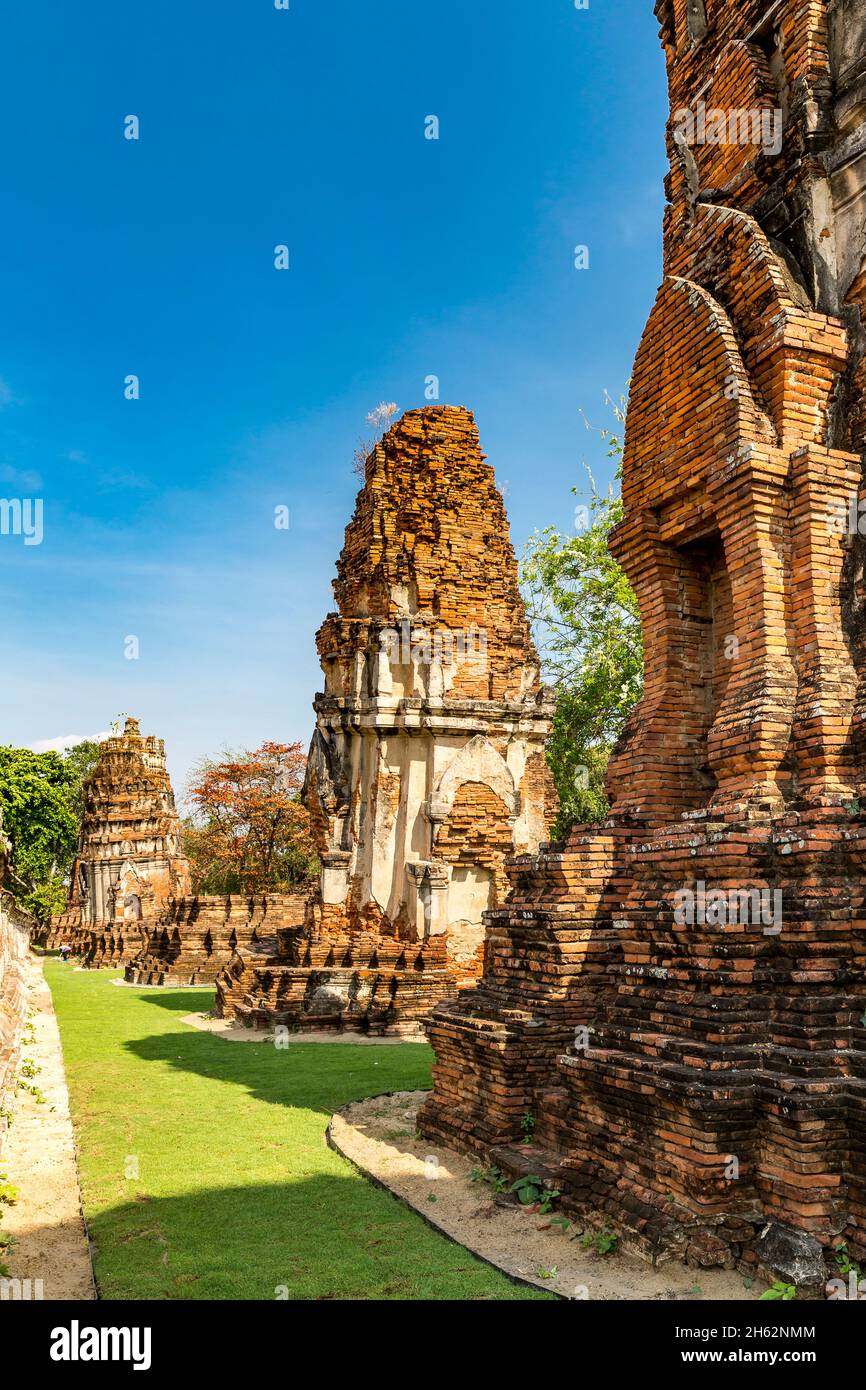 rovine della torre del tempio, prang, wat mahathat, wat maha that, complesso del tempio buddista, costruito nel 1374 sotto re borommaracha i, ayutthaya parco storico, ayutthaya, thailandia, asia Foto Stock