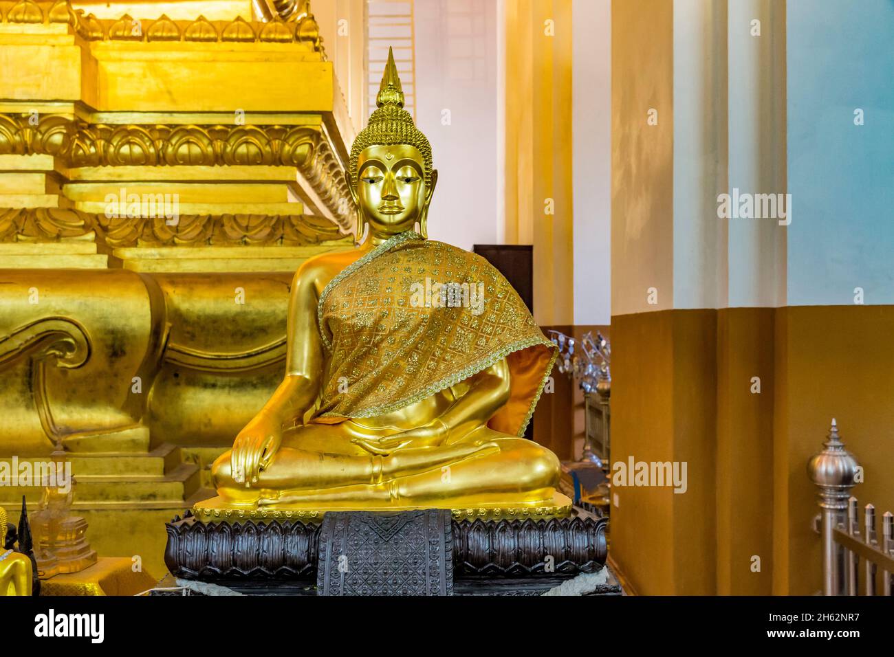 statua del buddha, wiharn phra mongkhol bophit, complesso del tempio buddista, ayutthaya, thailandia, asia Foto Stock
