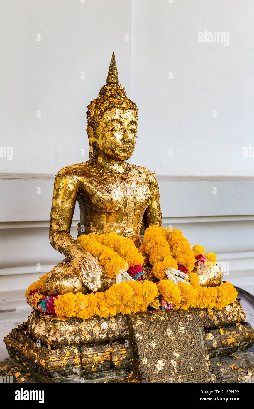 statua di buddha dorata con foglia d'oro, wiharn phra mongkhol bophit, complesso di tempio buddista, ayutthaya, thailandia, asia Foto Stock