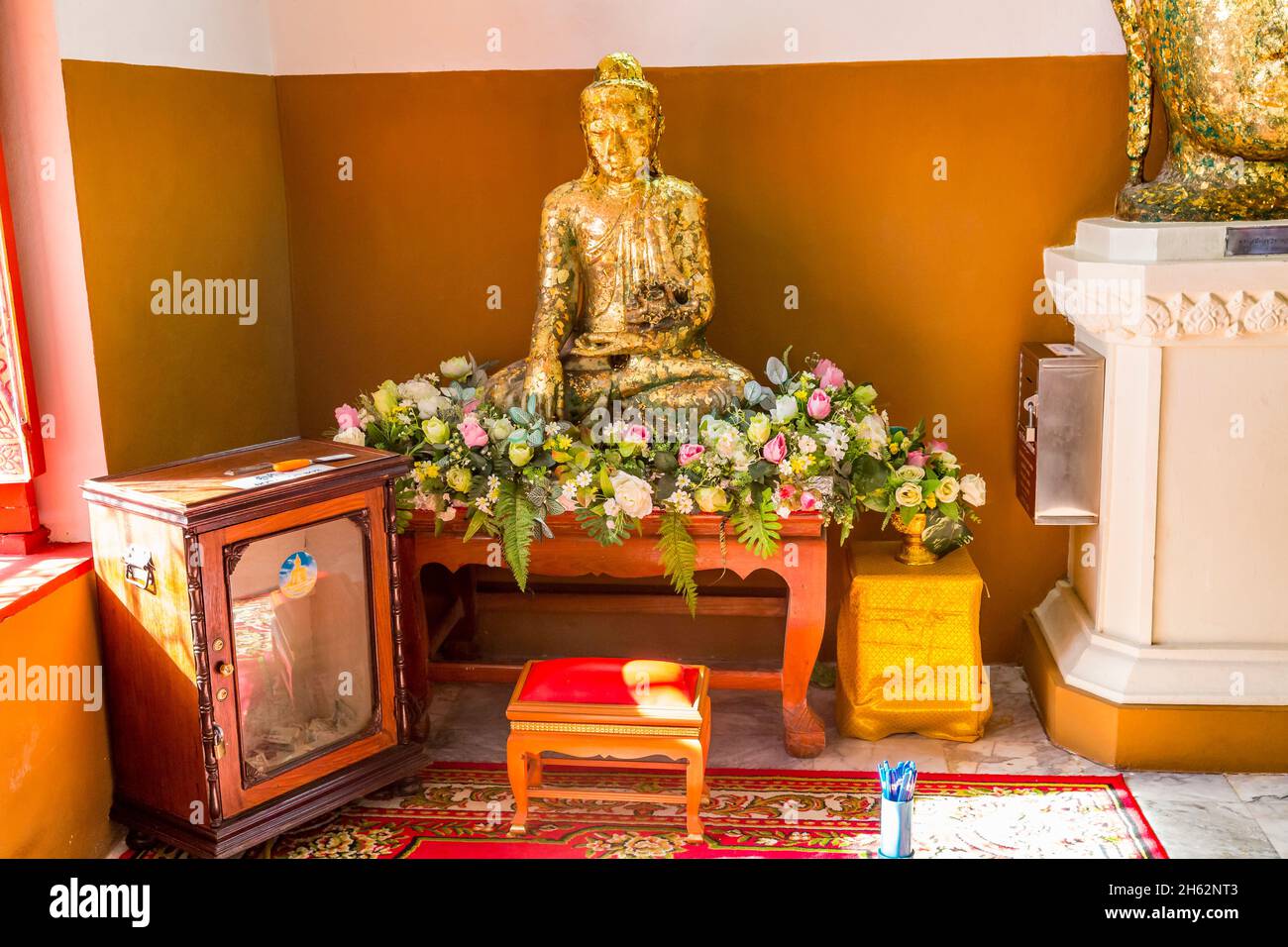 statua del buddha, wiharn phra mongkhol bophit, complesso del tempio buddista, ayutthaya, thailandia, asia Foto Stock
