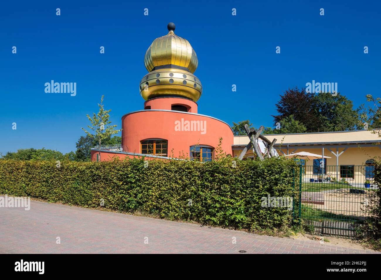 germania,wuelfrath,bergisches terra,niederbergisches terra,niederberg,renania,renania settentrionale-vestfalia,scuola materna evangelica e centro per famiglie duesseler tor,cupola a cipolla dorata della scuola materna di friedensreich hundertwasser Foto Stock