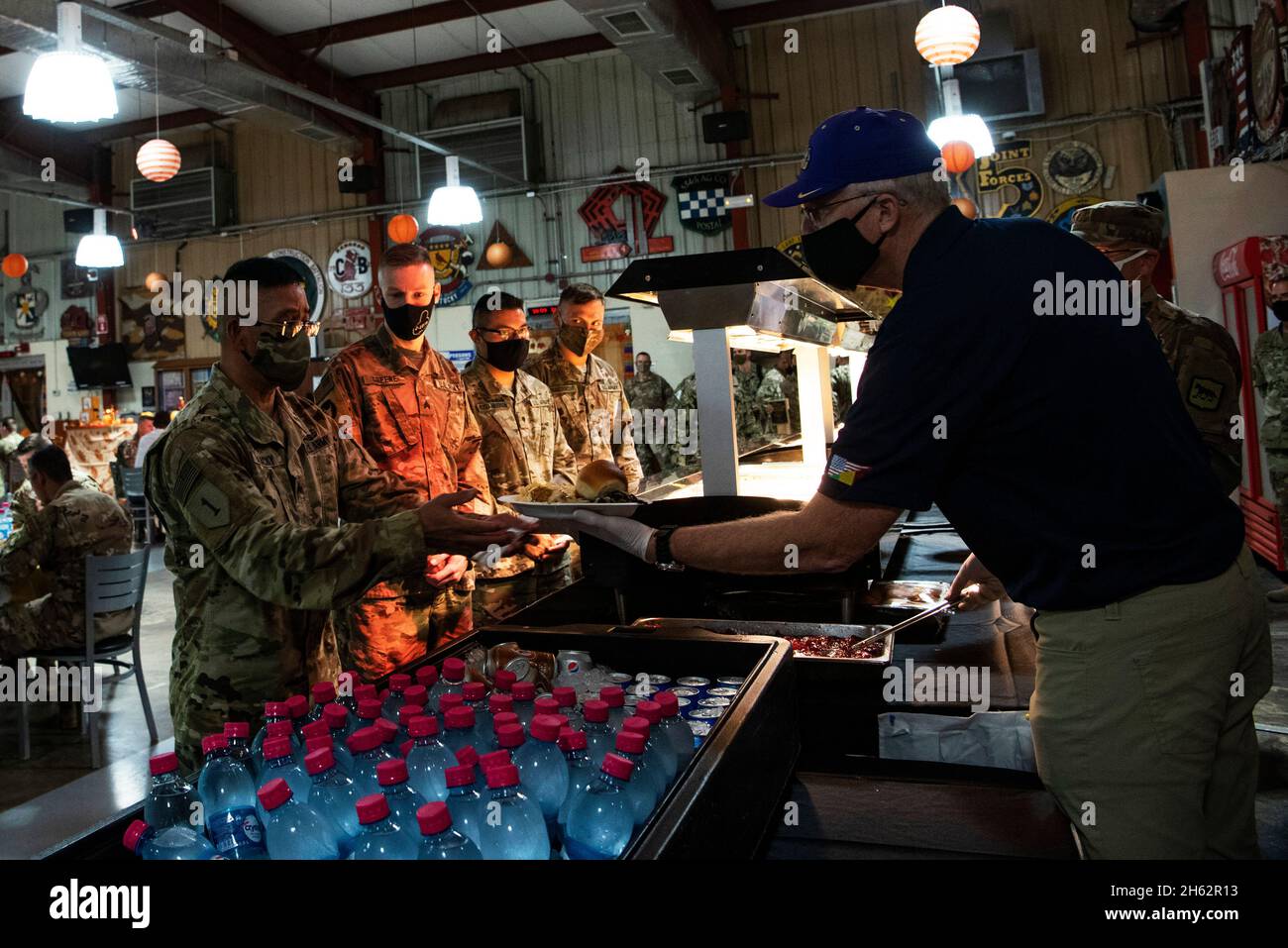 Reportage: Il segretario alla difesa Christopher C. Miller serve la cena del Ringraziamento alle truppe di Camp Lemonnier, Gibuti, 26 novembre 2020. Foto Stock