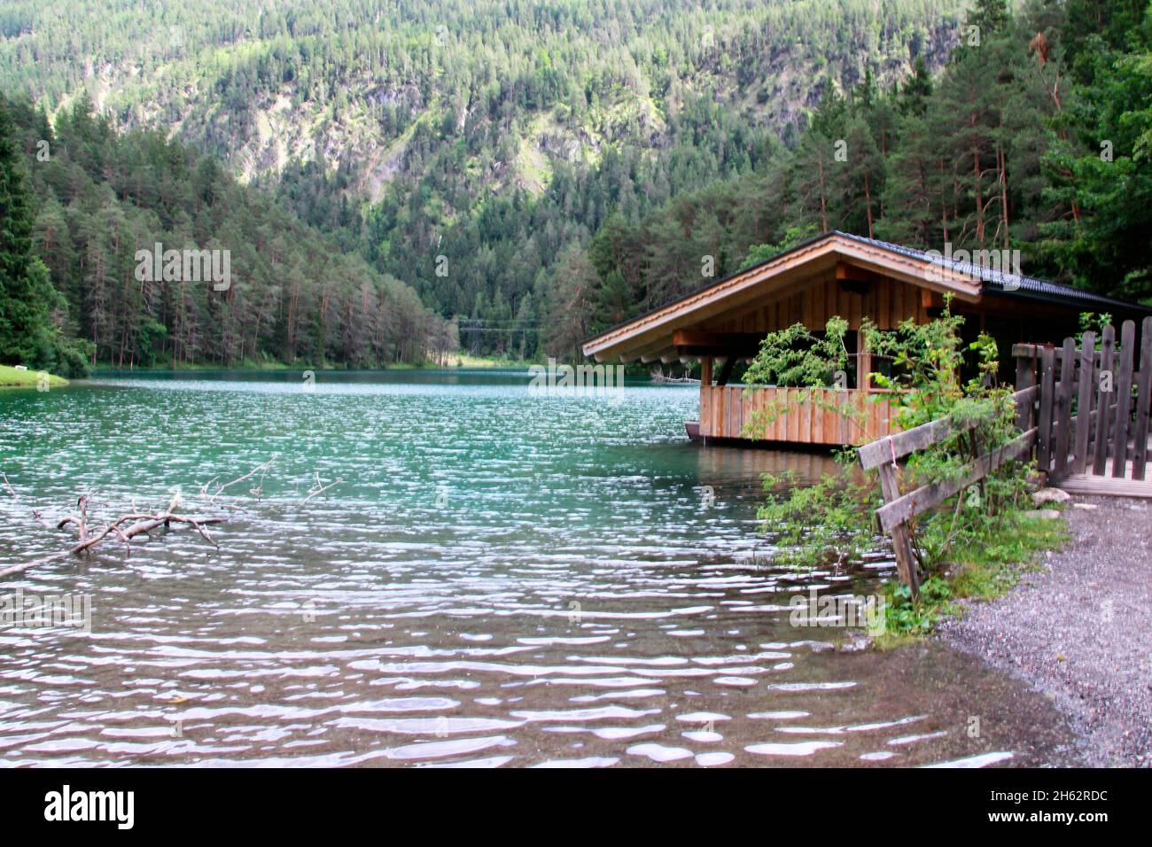 rifugio fernsteinsee su fernpass reutte,ausserfern,lago,estate,montagna,verde,acqua,alberi,paesaggio,austria,tirolo,prato, Foto Stock