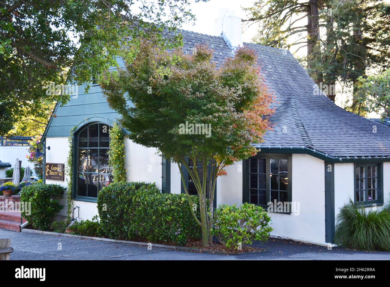 Carmel-by-the-Sea, California, USA - 18 ottobre 2021: Bellissimo quartiere del Carmel-by-the-Sea città in California. Foto Stock