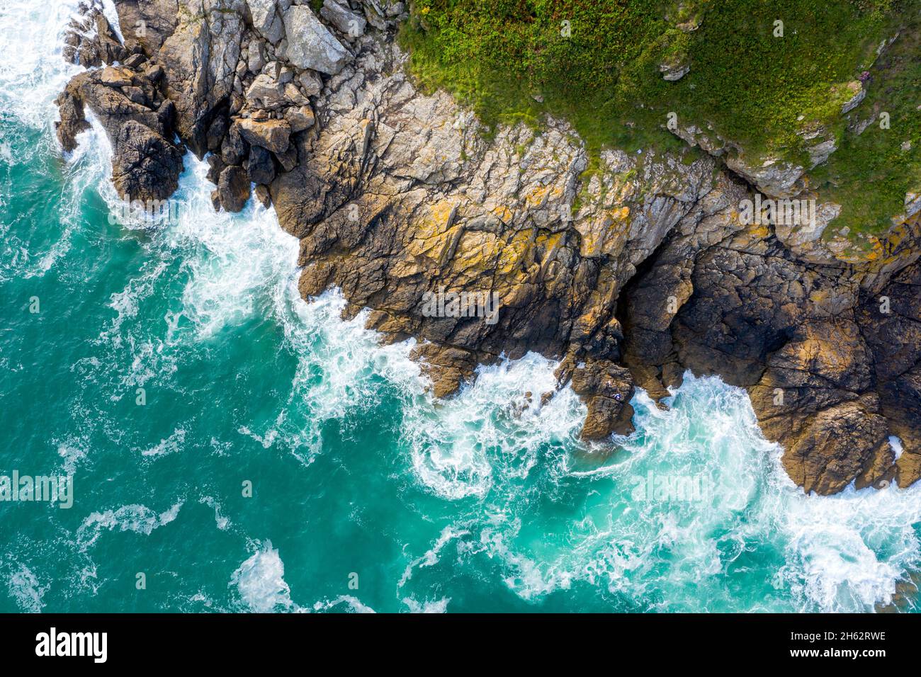 francia,bretagna,saint-coloumb,costa rocciosa,surf,nord atlantico Foto Stock