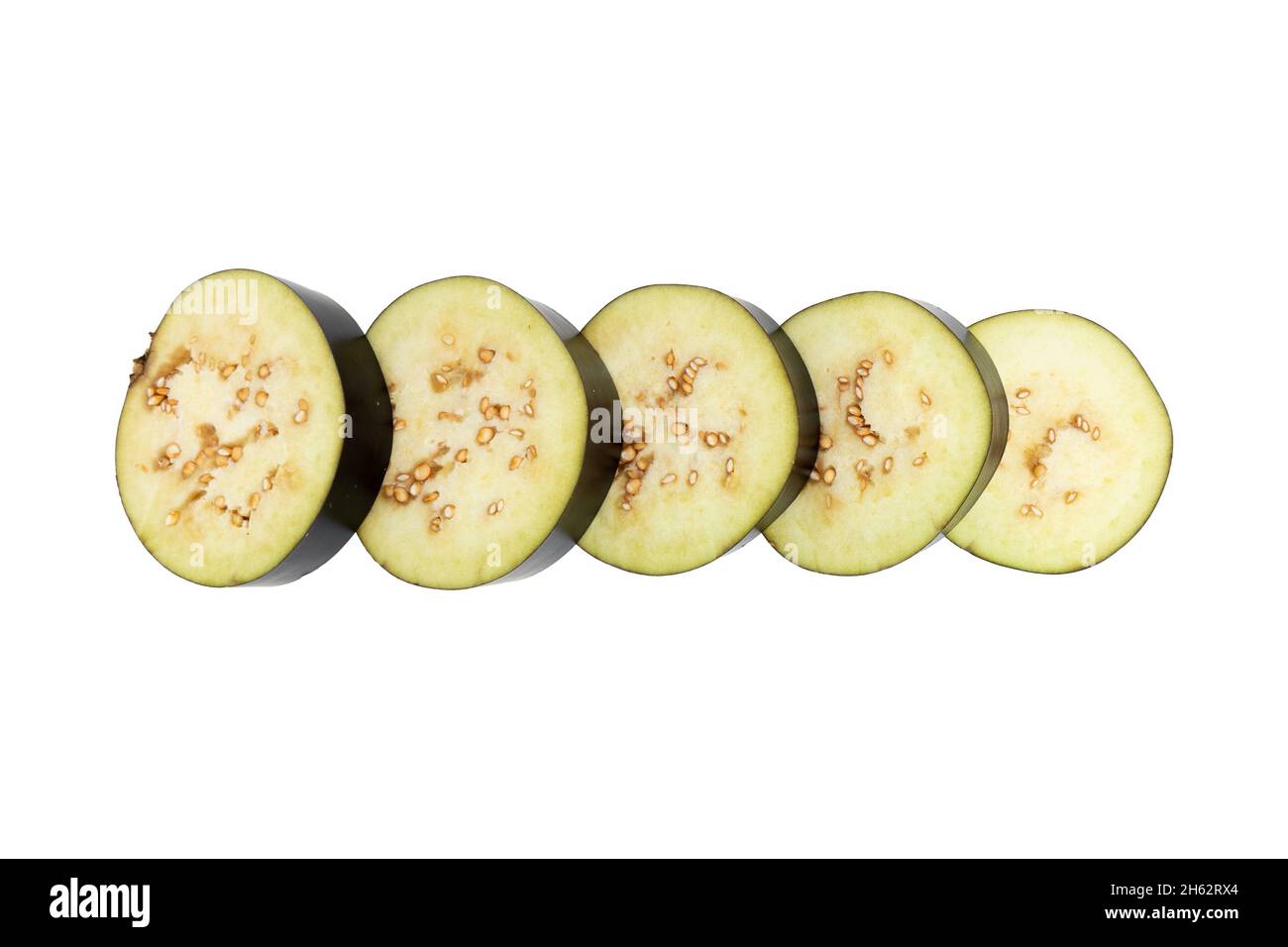 melanzane viola fresche e crude a fette isolate su sfondo bianco, verdure biologiche, concetto creativo, cibo sano Foto Stock