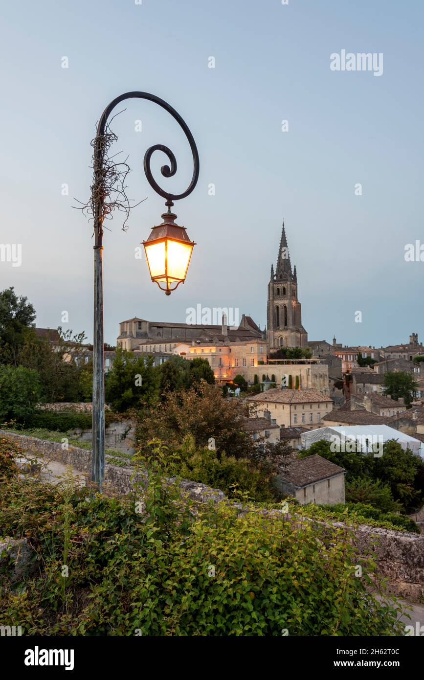 francia, nouvelle-aquitaine, dipartimento della gironda, saint emilion, città vecchia con la chiesa di roccia al tramonto, è un sito patrimonio mondiale dell'unesco Foto Stock