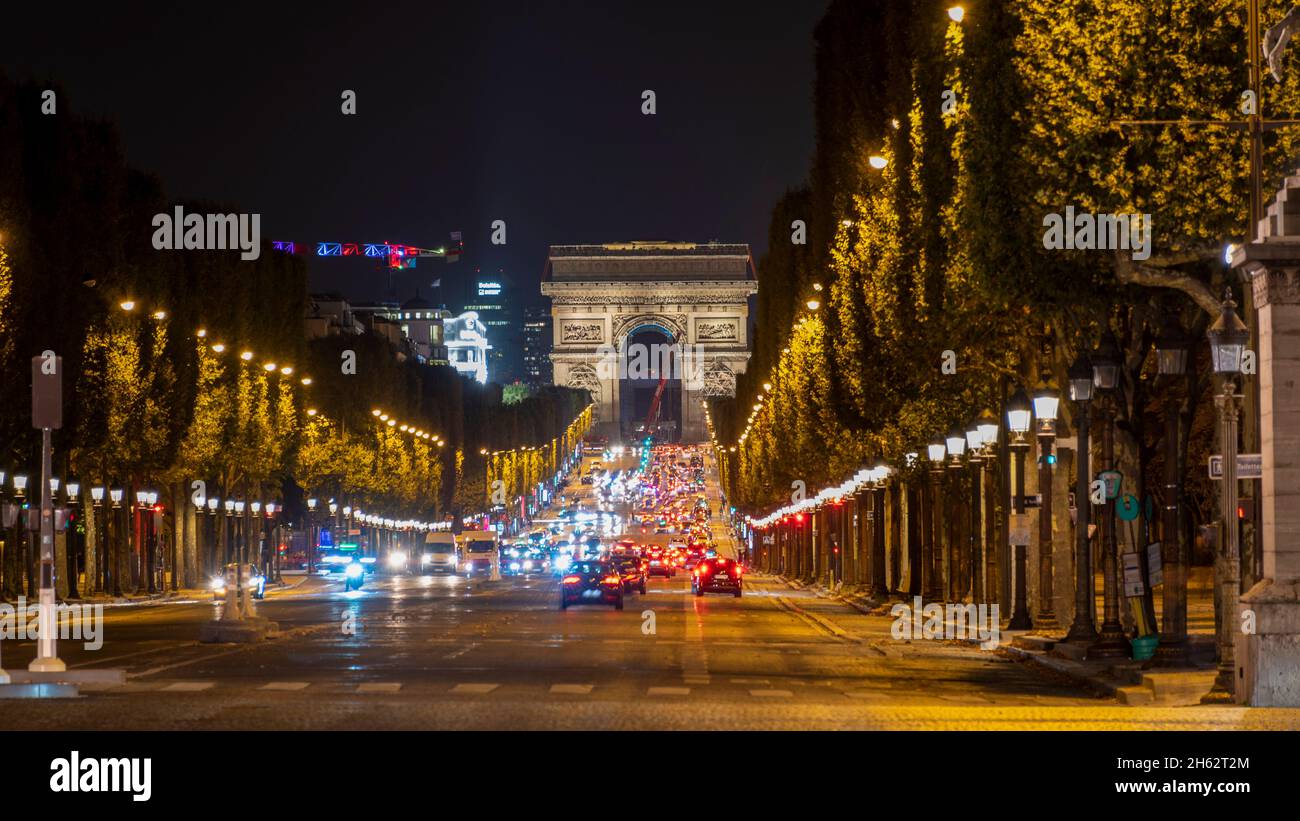 francia,ile-de-france,parigi,boulevard champs-elysées con traffico stradale,dietro l'arco di trionfo,di notte Foto Stock