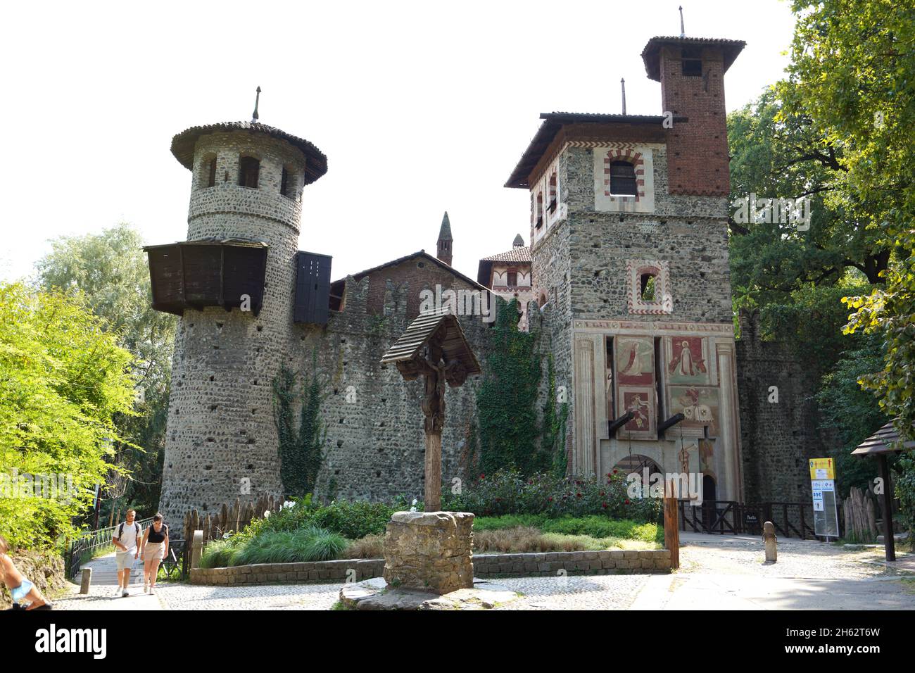 TORINO - 20 AGOSTO 2021: Borgo medievale è un borgo medievale e fortezza all'interno del Parco del Valentino di Torino Foto Stock