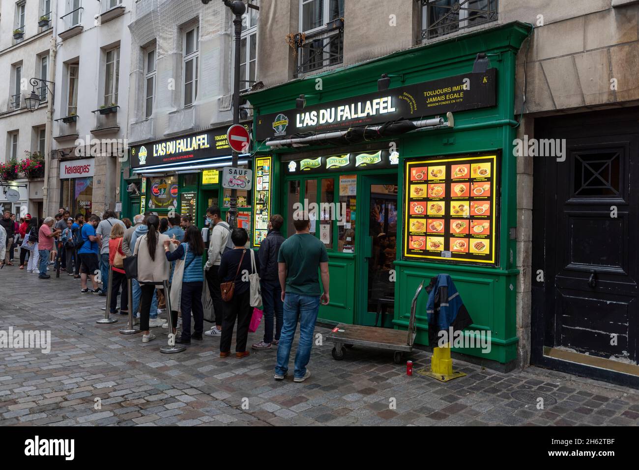 francia, parigi, una lunga coda si è formata di fronte a l`as du fallafel, uno snack bar ben noto nel quartiere ebraico del marais Foto Stock