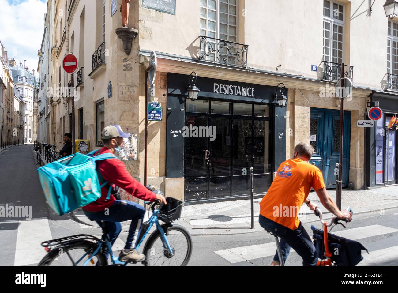 francia,parigi,due ciclisti,bar resistance nel quartiere ebraico del marais Foto Stock