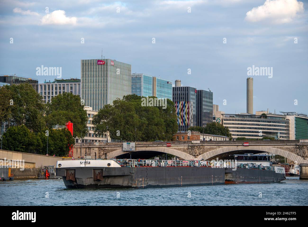 francia, regione di ãžle-de-france, parigi, chiatta sulla senna, dietro la costruzione di uffici it della società ferroviaria sncf e la banca d'investimento natixis Foto Stock