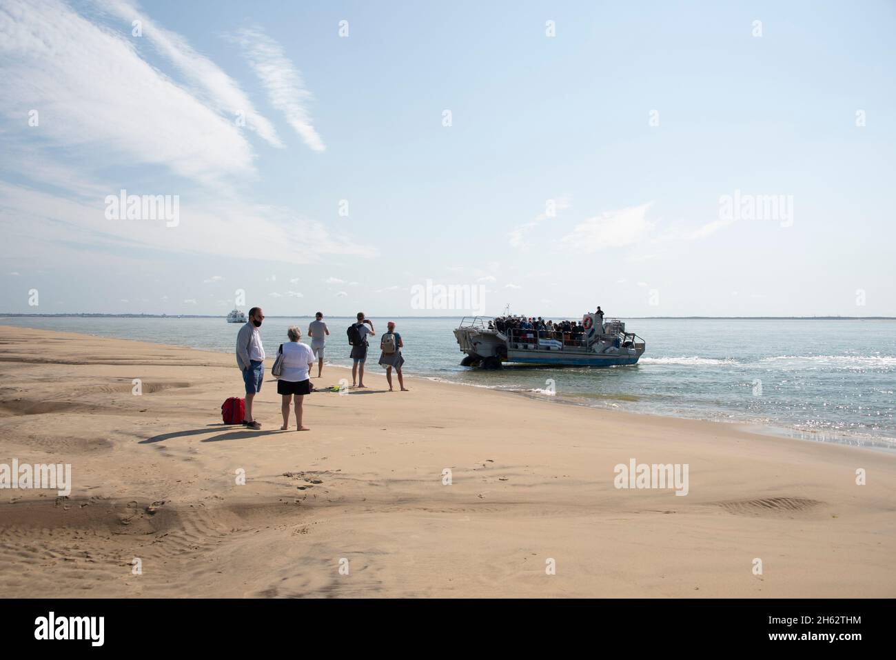 francia, nouvelle-aquitaine, dipartimento della gironda, le verdon-sur-mer, i turisti sono portati al faro cordouan nell'estuario della gironda in veicoli anfibi. l'edificio è stato un sito patrimonio mondiale dell'unesco dall'estate 2021 Foto Stock