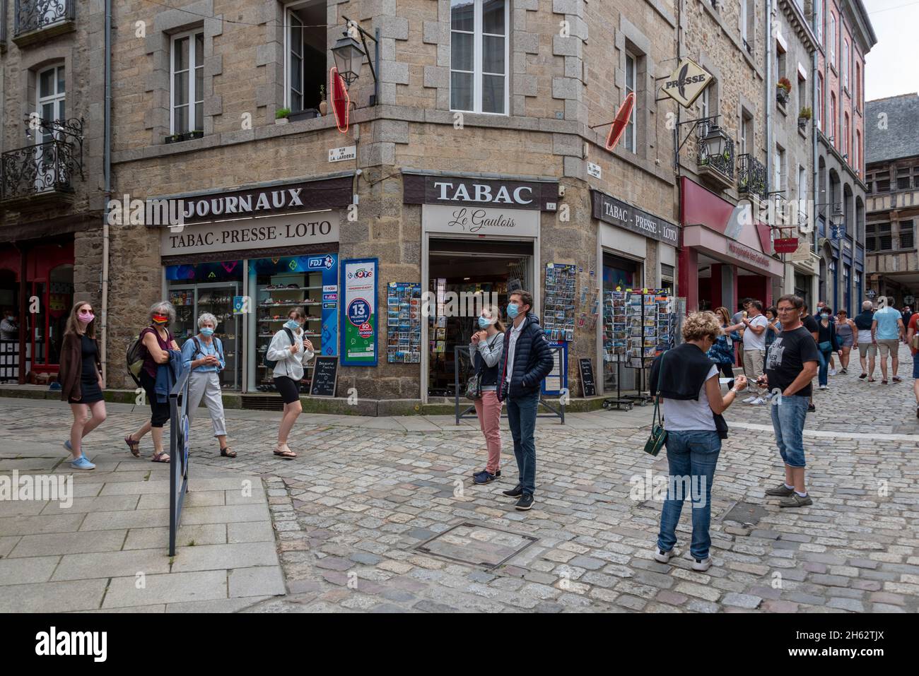 francia,dipartimento cotes-d'armor,bretagna,dinan,tabacchi e turisti nella città vecchia di dinan Foto Stock