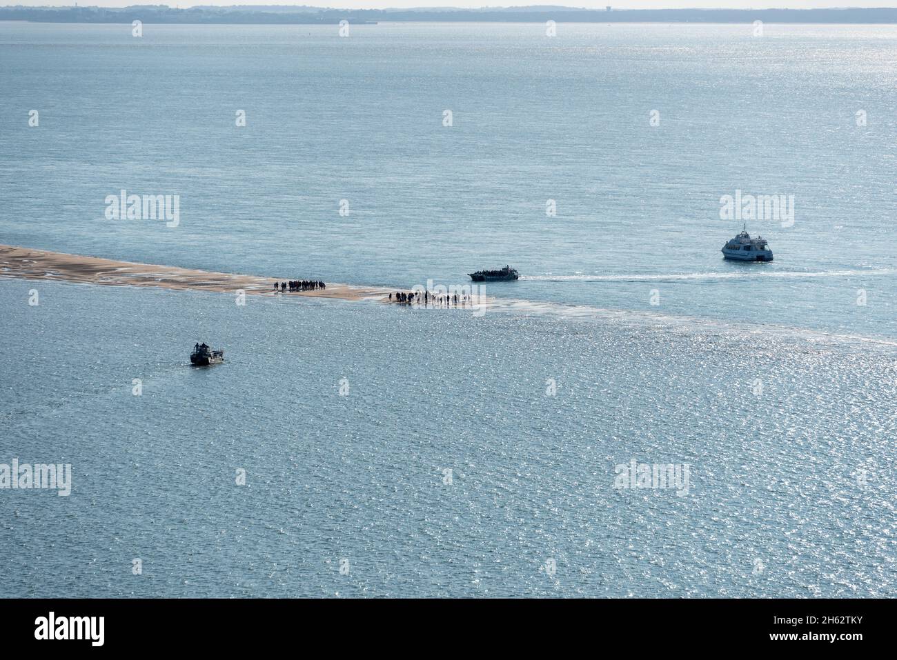 francia, nouvelle-aquitaine, dipartimento della gironda, le verdon-sur-mer, i turisti sono portati al faro cordouan nell'estuario della gironda in veicoli anfibi. l'edificio è stato un sito patrimonio mondiale dell'unesco dall'estate 2021 Foto Stock
