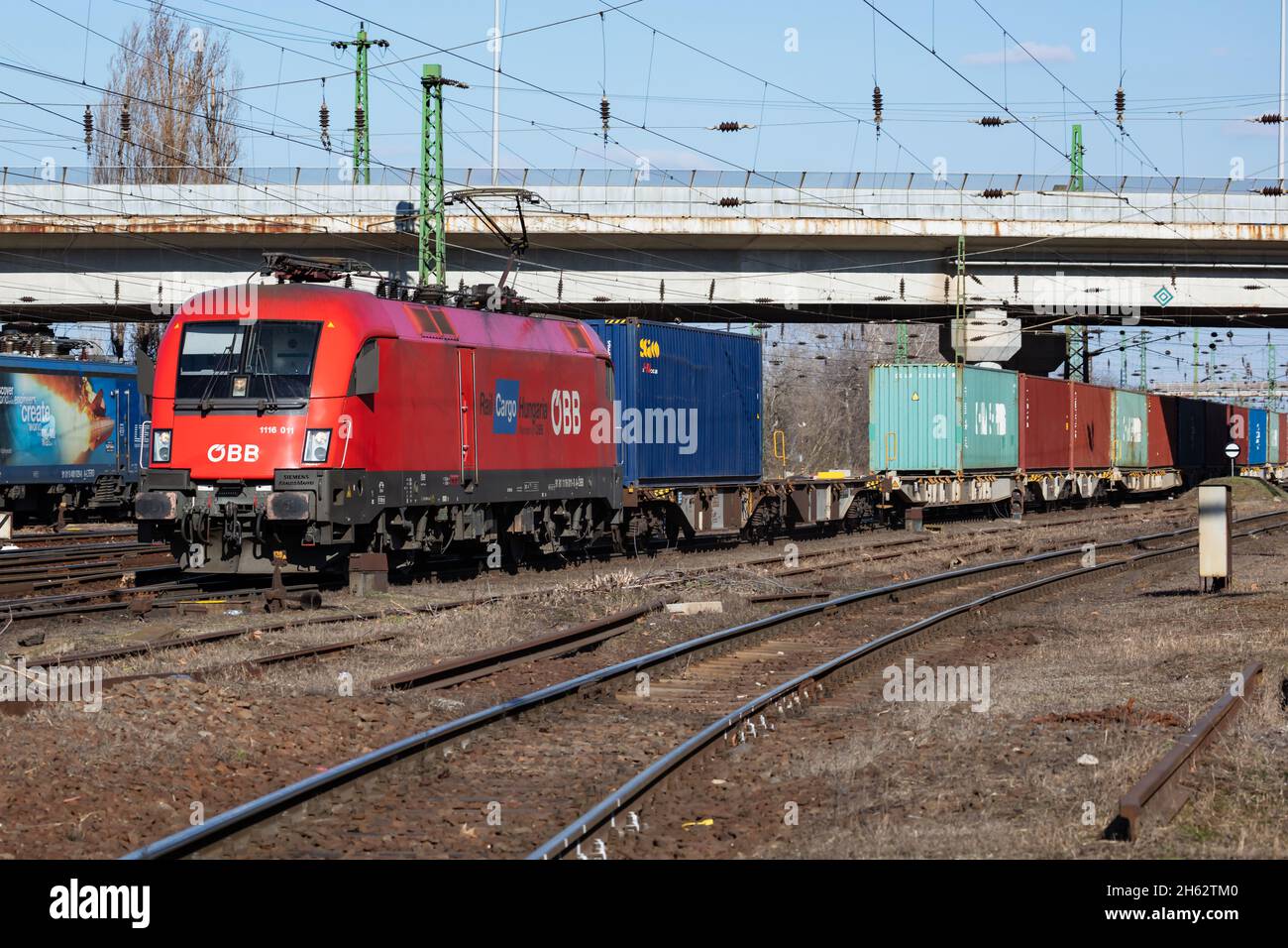 Budapest, Ungheria - 6 marzo 2021: Trasporto ferroviario internazionale. Cargo cargo treno carro alla stazione ferroviaria. Trasporto e spedizione globali. Foto Stock