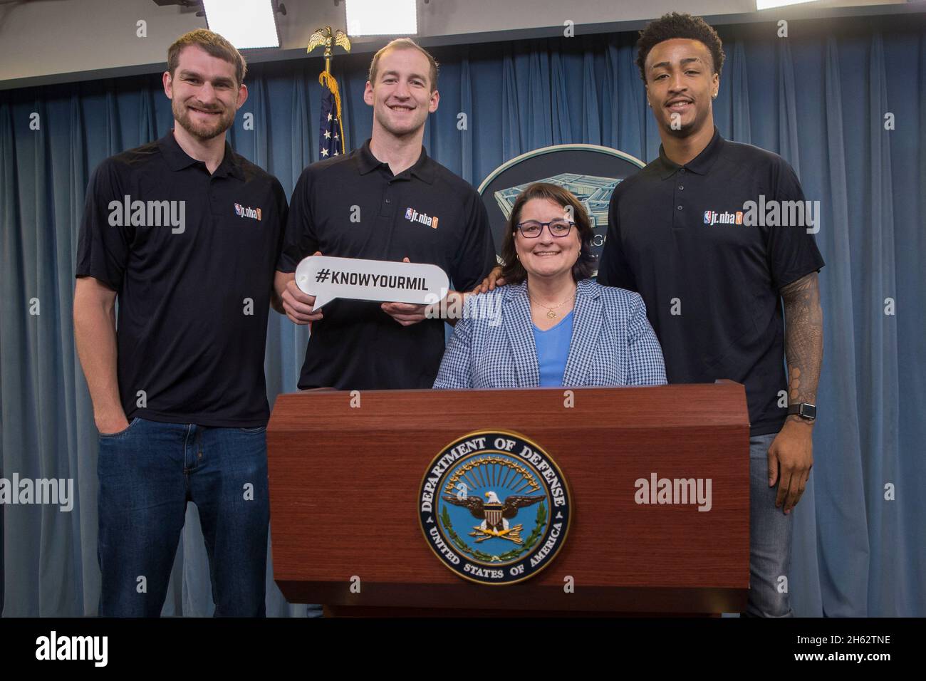 Reportage: Vice Assistente al Segretario della Difesa per l'impegno strategico Kim Joiner incontra gli attuali ed ex giocatori NBA/WNBA e personale operativo per discutere l'iniziativa #KnowYourMil, il Pentagono, Washington, D.C., maggio 24, 2019. Foto Stock