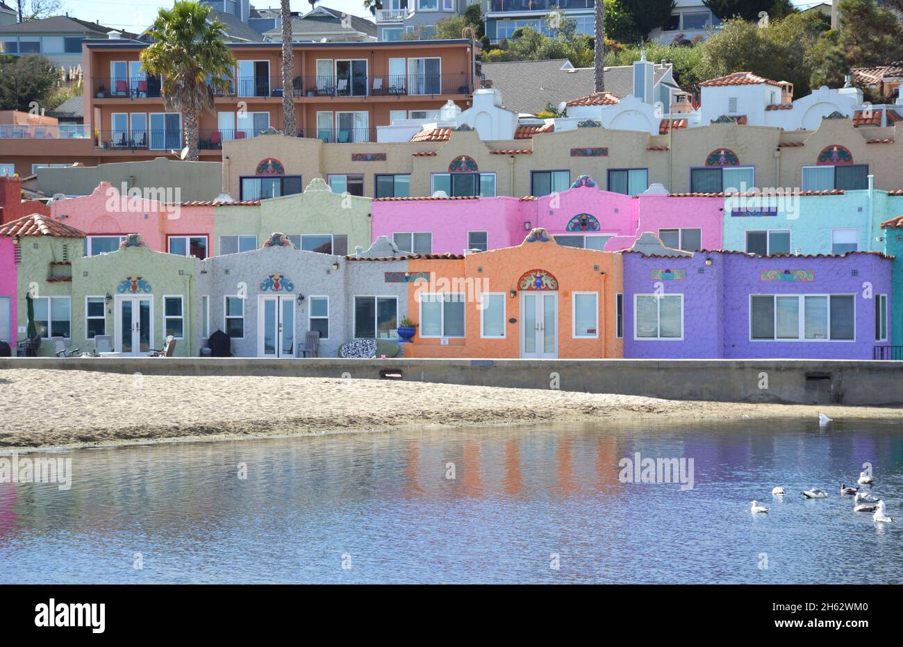 Case colorate di Capitola Venetian Court nella costa della California, Santa Cruz Foto Stock